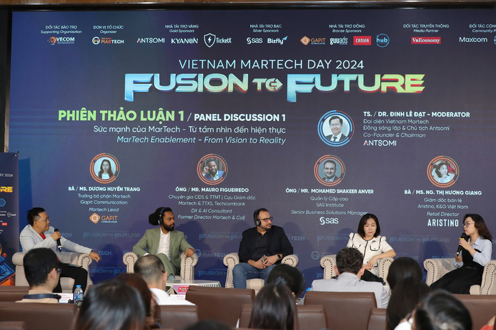 Ông Mohamed Shakeer Anver (ngồi giữa) trong phiên thảo luận tại sự kiện Vietnam Martech Day 2024